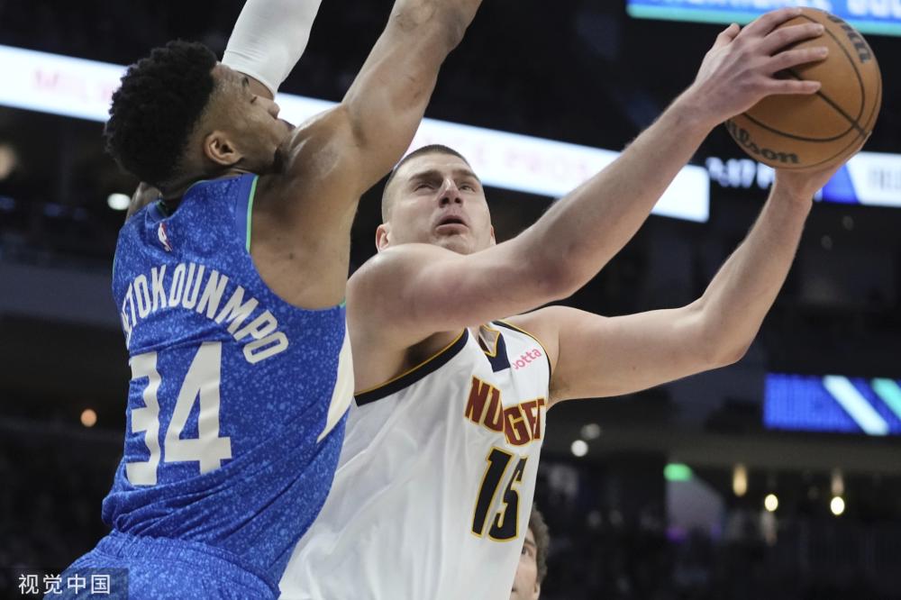 他在接受采 他在接受采